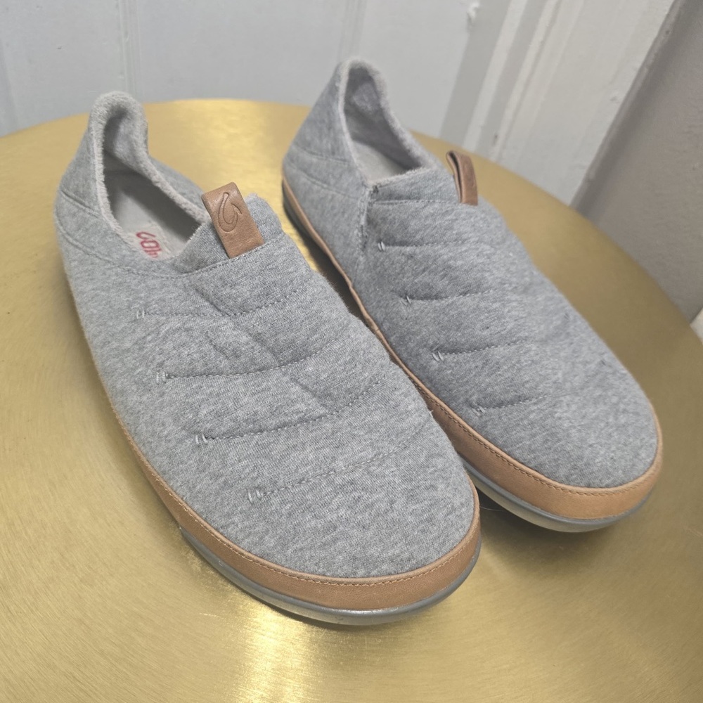 OluKai Mahana Convertible Quilted Slippers in gray. - Picture 4 of 9
